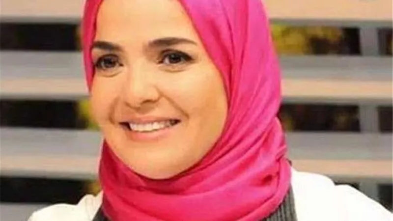 بعد نقلها إلى المستشفى| الجمهور يطارد منى عبد الغني