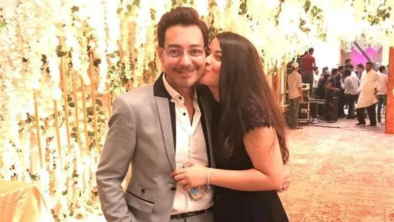 شاهد.. أحمد زاهر يتصدر غلاف مجلة برفقة ابنته ليلى
