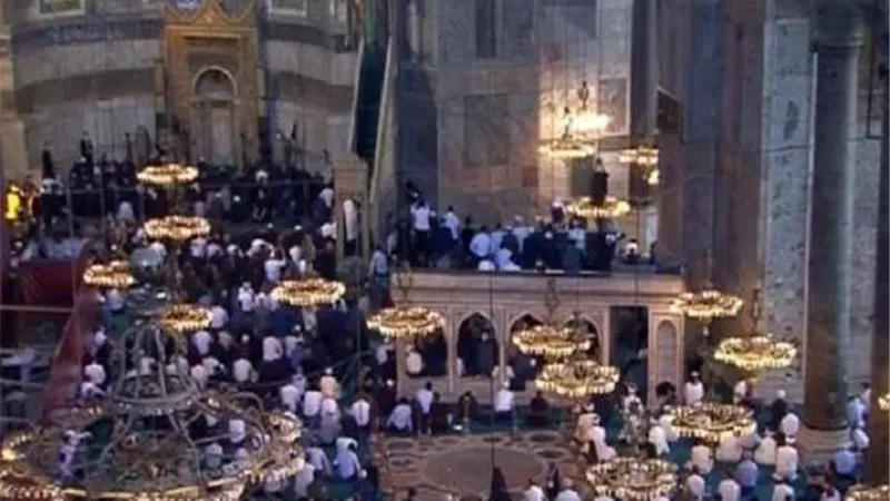 أبناء تميم بن حمد يصلون الجمعة في 