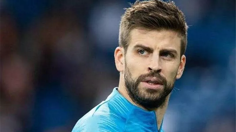 رسميًا – بيكيه مدافع برشلونة يعلن اعتزاله