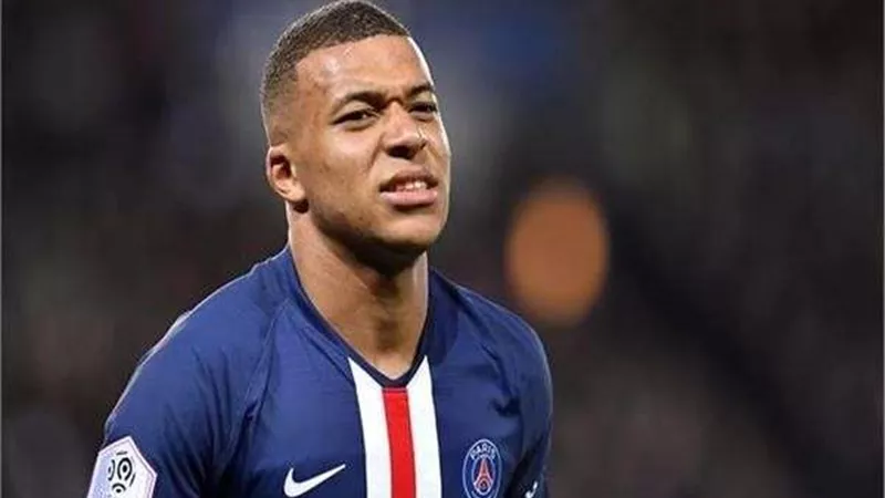 بعد التتويج بلقب الكأس.. رئيس فرنسا يطمئن على إصابة مبابي