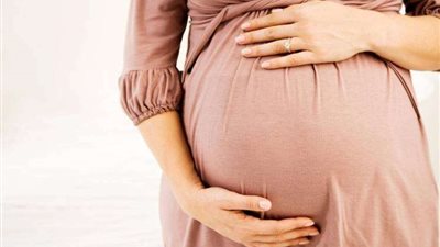 الإفتاء توضح حكم ولادة المرأة عند طبيب رجل