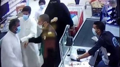 محامي كويتي يكشف عقوبة المعتدي على الشاب المصري