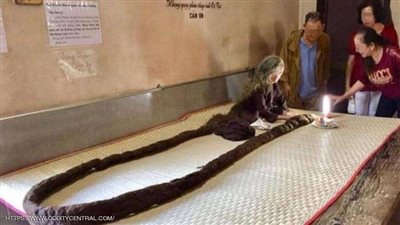 امراة جعلت من شعرها ثعبانًا كبيرًا.. تعرف على السبب