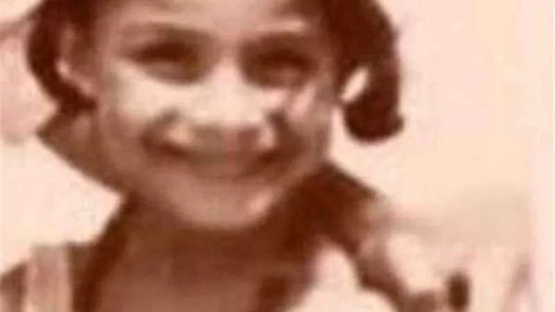 أصبحت إعلامية شهيرة.. فمن هذه الطفلة؟