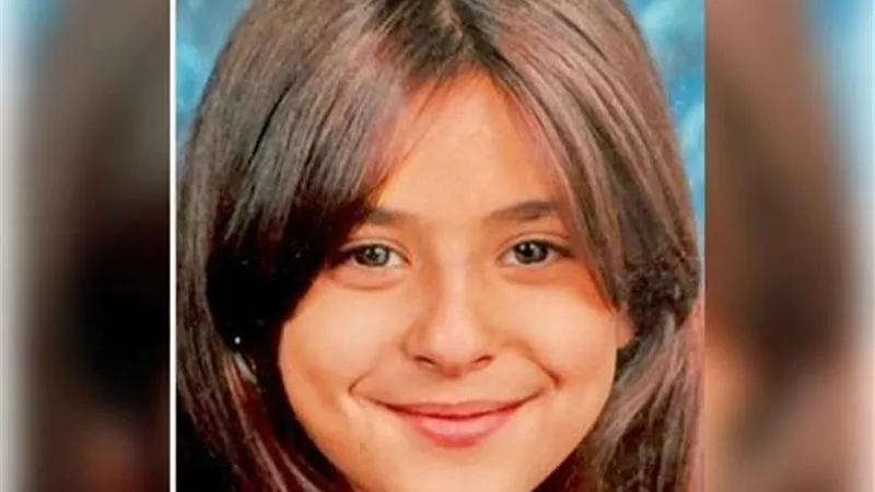 أصبحت فنانة شهيرة.. فمن هذه الطفلة؟