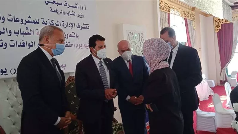 بالصور.. وزير الشباب ومحافظ القليوبية يطلقان احتفالية اليوم الرياضي للوافدات بالعبور