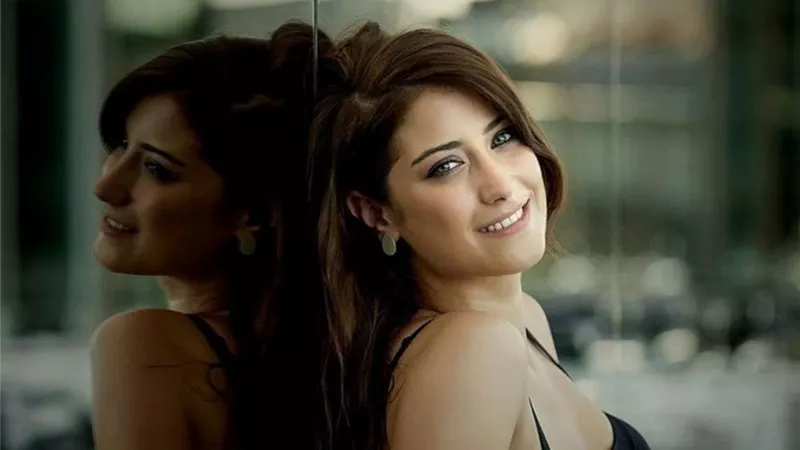 بإطلالة كاجول .. الفنانة التركية هازال كايا تبرز أنوثتها في أحدث ظهور لها