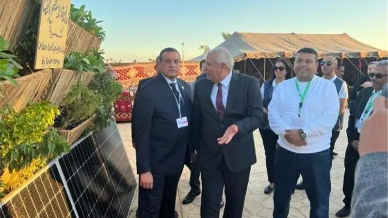 وزير التنمية المحلية يتفقد جناح الوادي الجديد بالمنطقة الخضراء بشرم الشيخ