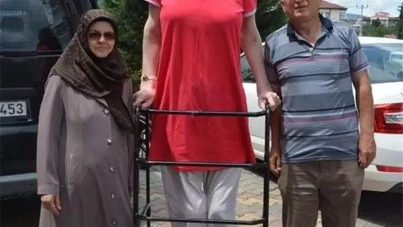 أطول امرأة في العالم تخوض تجربة الطيران لأول مرة.. تفاصيل