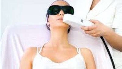 أخصائي تجميل يكشف حقيقة انتقال فيروس كورونا عبر أجهزة إزالة الشعر بالليزر