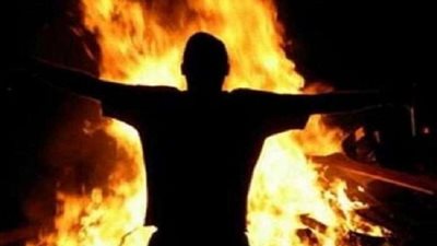 مسجل خطر يضرم النيران فى شخص من ذوي الاحتياجات الخاصة.. والسبب صادم