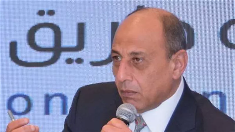 محمد عباس يكشف استراتيجية وزارة الطيران لمواجهة تداعيات التغير المناخى