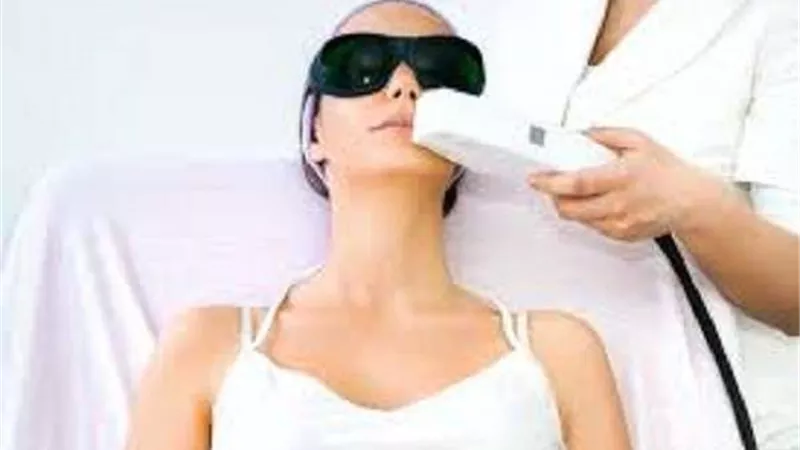 أخصائي تجميل يكشف حقيقة انتقال فيروس كورونا عبر أجهزة إزالة الشعر بالليزر