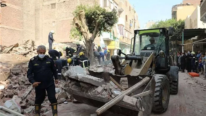 انهيار منزل مكون من 5 طوابق فى إمبابة والحماية المدنية تواصل رفع الأنقاض | صور