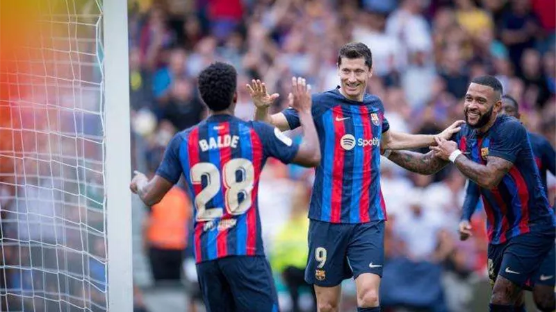 ليفاندوسكي يقود الهجوم .. تشافي يعلن تشكيل برشلونة لمواجهة نادي أوساسونا