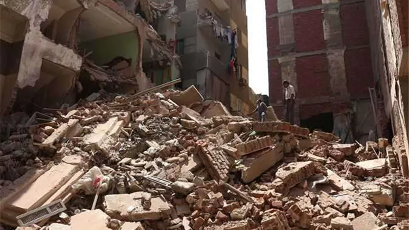 فيديو | انتشال سيدتين من ضحايا انهيار عقار بإمبابة