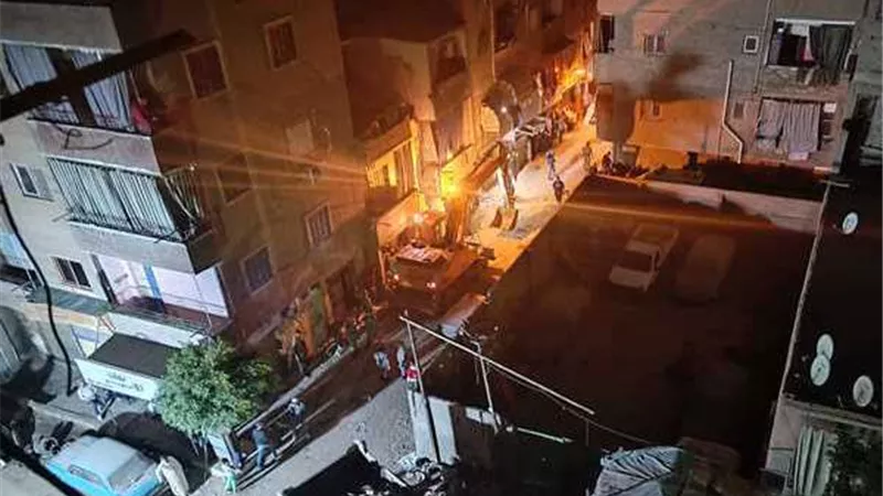 استخراج جثة شخص من تحت الأنقاض في انهيار عقار بالدخيلة