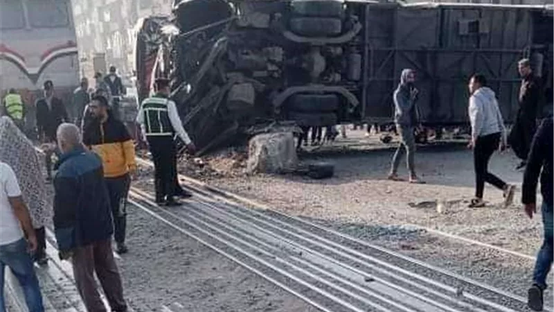 بالاسماء.. إرتفاع عدد المصابين في حادث اصطدام قطار بأتوبيس بمحافظة الشرقية