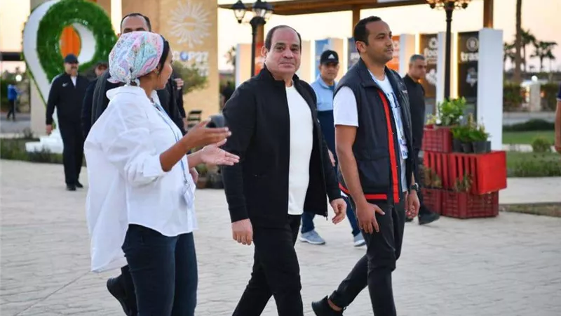السيسي يتفقد فعاليات المنطقة الخضراء ويلتقي أعضاء اللجنة المنظمة