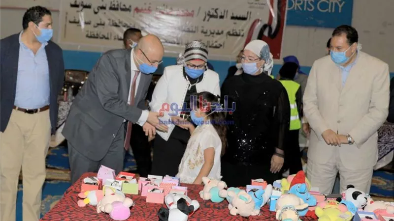 بالصور.. محافظ بني سويف وقرينته يتناولان الإفطار مع أبناء الشهداء في أول أيام العيد