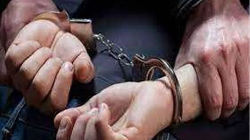 القبض على شاب انتحل صفة موظف حي للنصب على أصحاب المحلات بالزيتون