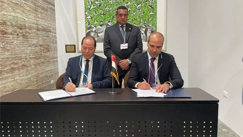 وزير التنمية المحلية يشهد توقيع عقد تقديم خدمات المتابعة والمراقبة لمقدمي خدمات الجمع والنظافة للمخلفات