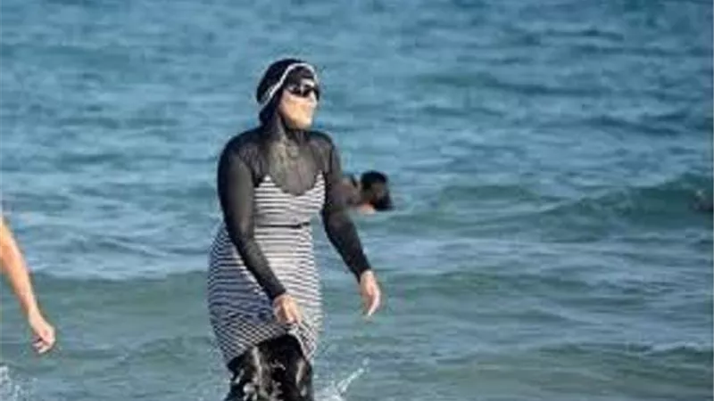المنشآت الفندقية: لا يمكن منع أي شخص من نزول البسين سواء بالبكيني أو البوركيني (فيديو)