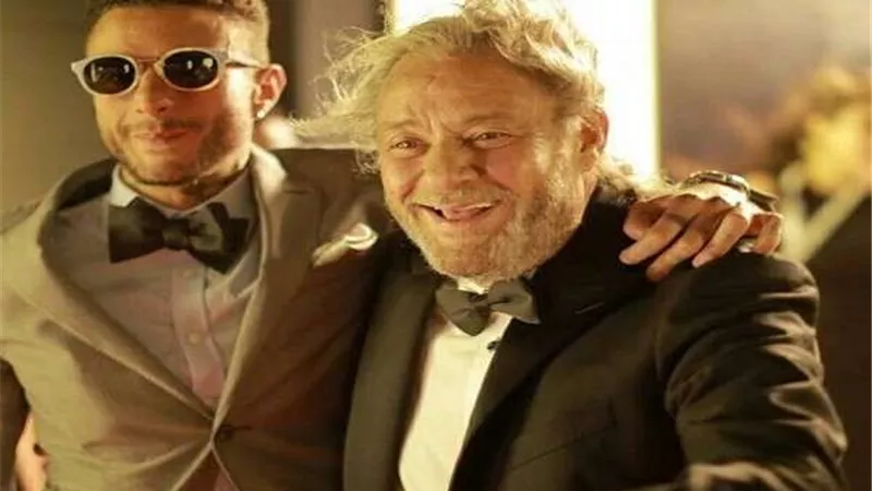 فنان شهير يؤدي فريضة الحج ويهديها لروح فاروق الفيشاوي