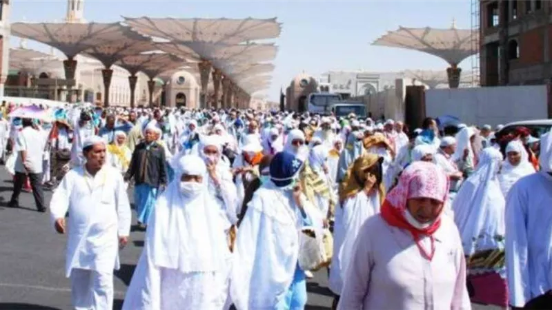 بدموع منهمرة.. إندونيسية تعبر عن سعادتها بأداء مناسك الحج