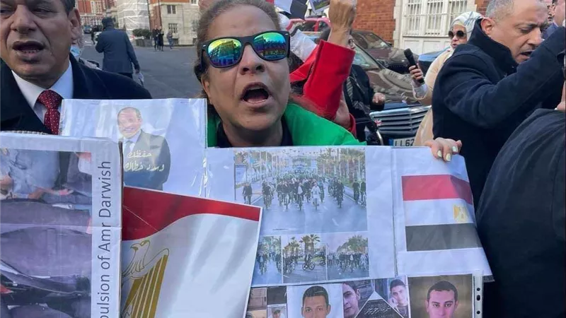 إلى قائد مصر.. رسائل تأييد للرئيس السيسي بشوارع لندن