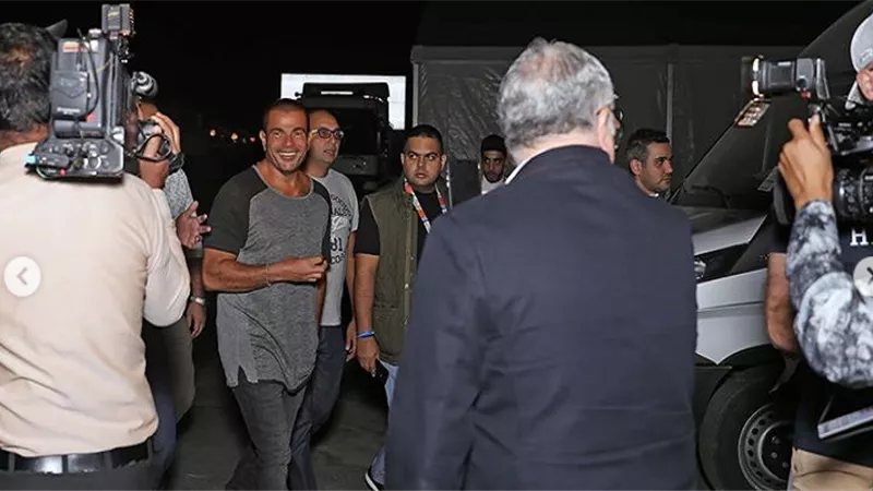 خلال عطله الصيف| شاهد أحدث ظهور لعمرو دياب ودينا الشربيني (فيديو)