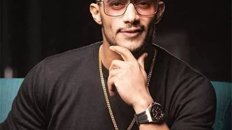 بالفيديو.. محمد رمضان يستعرض عضلاته وسط البحر