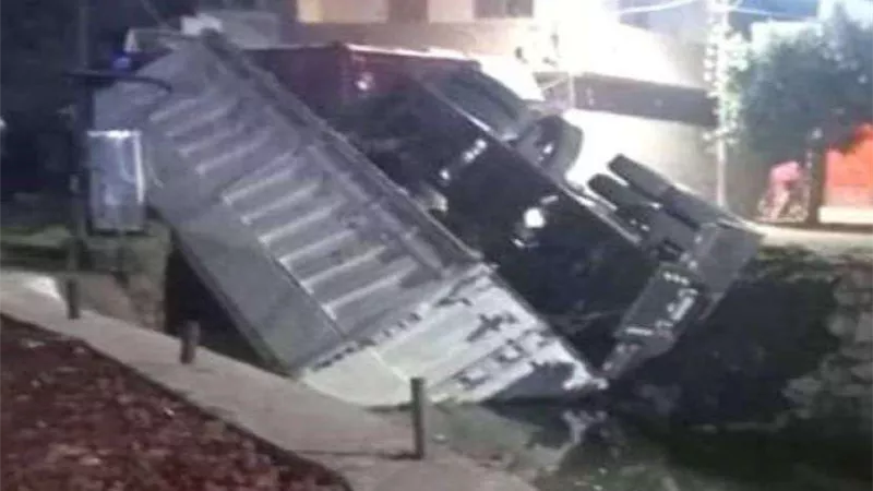 انقلاب سيارة تريلا أعلى دائري المنيب وتصاد سيارتين بالمنيا
