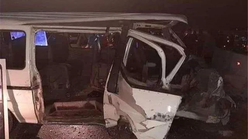 إصابة 12 عامل في حادث تصادم أتوبيس بسيارة ميكروباص بالشرقية