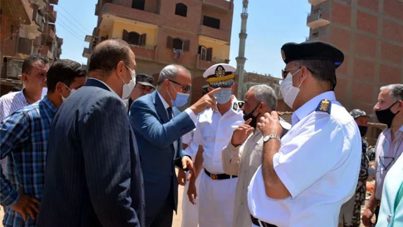 محافظ القليوبية يشهد إزالة مبنى مخالف بدون ترخيص في بنها