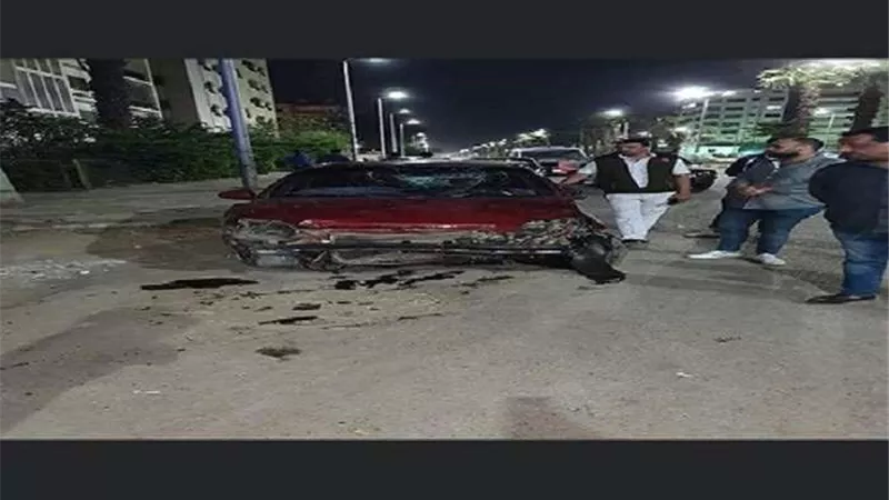 سيارة تدهس 3 أشخاص على الرصيف بالبحيرة