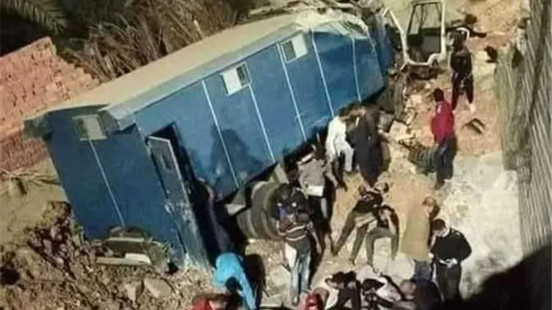 لم يلتفت لإصابته.. كيف منع ضابط بطل هروب 24 سجينا في حادث سيارة ترحيلات محور 26 يوليو