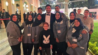لفتة إنسانية..  حسن الرداد يلتقط صورة تذكارية مع العمال  بمهرجان القاهرة السينمائي