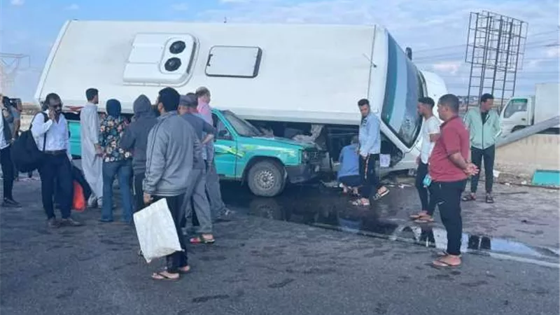 حادث تصادم أتوبيس وسيارة.. إصابة 13 شخصاً على الطريق الدولى بكفر الشيخ