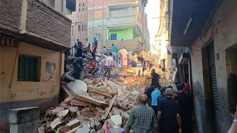 انتشال جثة سيدة وطفل من أسفل انقاض العقار المنهار بالمحلة