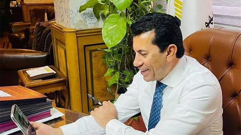 وزير الرياضة يتواصل مع سيف عيسي لتهنئته بالميدالية البرونزية