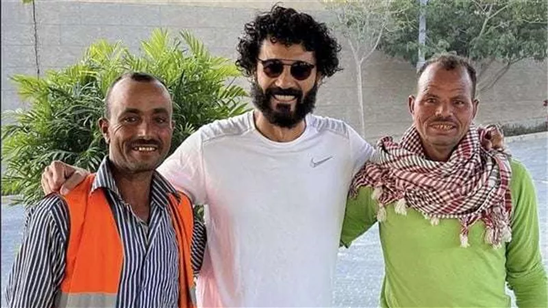 في لفتة إنسانية.. خالد النبوي يلتقط صور تذكارية مع عمال في الشارع