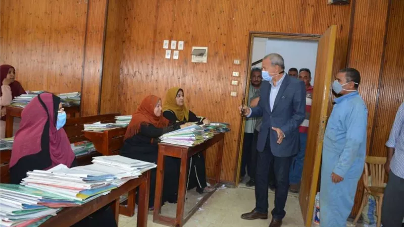 محافظ القليوبية يتابع طلبات تصالح مخالفات البناء بكفر شكر