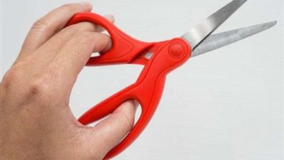 خبيرة طاقة: أحذروا استعمال المقص بهذه الطريقة لأنه من أعمال السحر الأسود