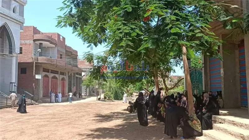 توافد أهالي سمنود استعدادًا لاستقبال جثامين ضحايا حادث انفجار بيروت