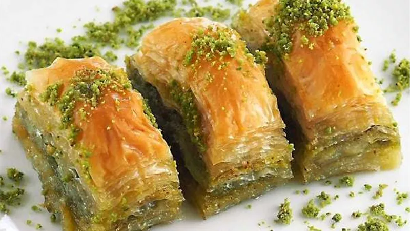 في اليوم العالمي للبقلاوة.. 3 أبراج فلكية مشاعرهم رقيقة كالحلوى