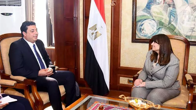 وزيرة الهجرة تلتقي أحد الخبراء المصريين بالخارج بمجال علاج السرطان