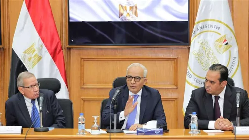 حجازي: تفعيل وحدة التواصل والدعم للمعلمين بالمديريات التعليمية