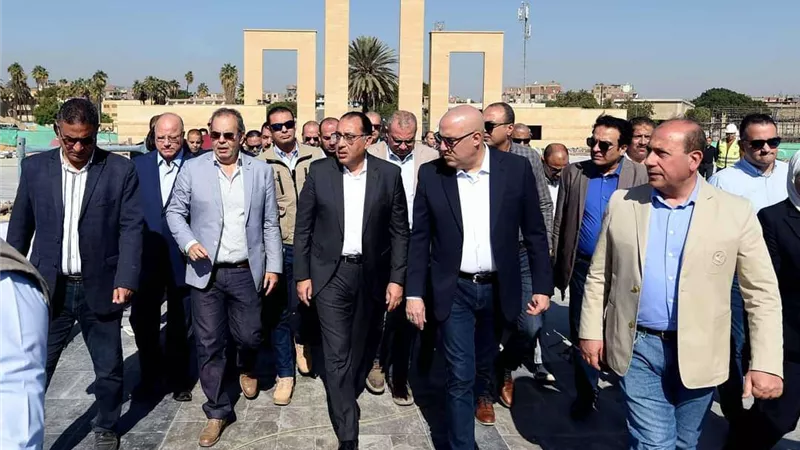 رئيس الوزراء يتفقد أعمال تطوير حديقة تلال الفسطاط